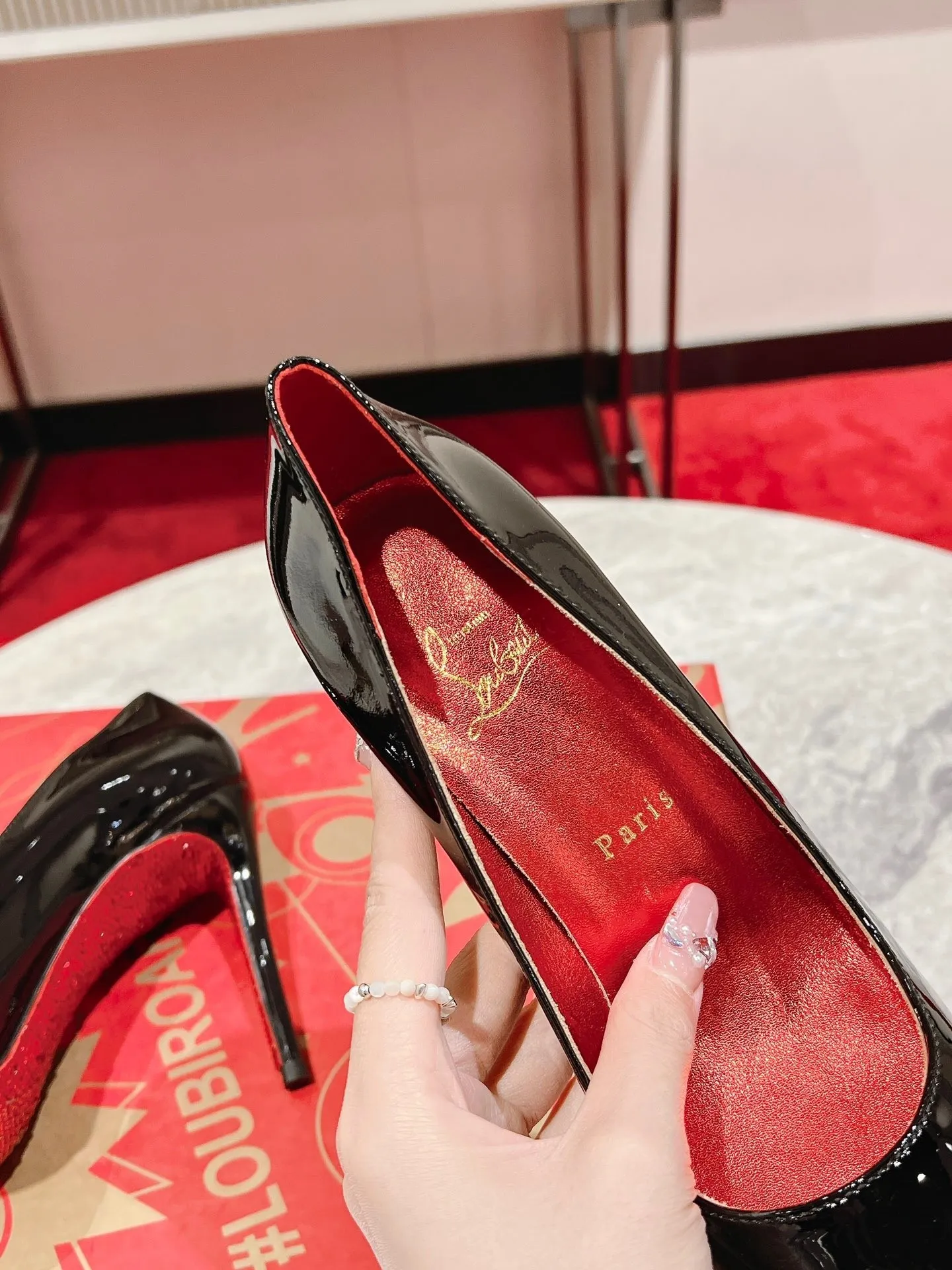 👟👟Ex-factory price 600👟👟 🆑❥∙ Diamond sole shoe☀️✪ꫛꫀw.✔︎ Set on a 100mm heel, its black patent calfskin upper is enhanced by iridescent Louboutin red lining. Standing out for its originality, the sole is entirely decorated with red rhinestones, fixed one by one by hand. Genuine leather outsole size: 35-39 (40.41. Customized, non-refundable and non-exchangeable. Heel height: 12cm. Color: black patent leather, black cowhide